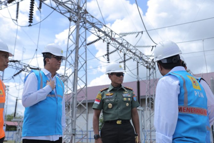 Di Kalbar, Sinergi TNI-PLN Dorong Percepatan Pembangunan Kelistrikan