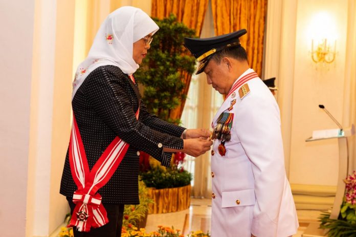 Mendagri Terima Penghargaan dari Presiden Singapura