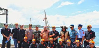 Tim Ekspedisi Pelayaran Kapal Padewakang Menuju Australia Tim Ekspedisi Pelayaran Kapal Padewakang Menuju Australia