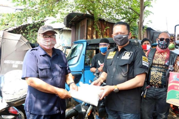 Bamsoet Berikan Bantuan Sosial Kepada Paguyuban Supir Bajaj