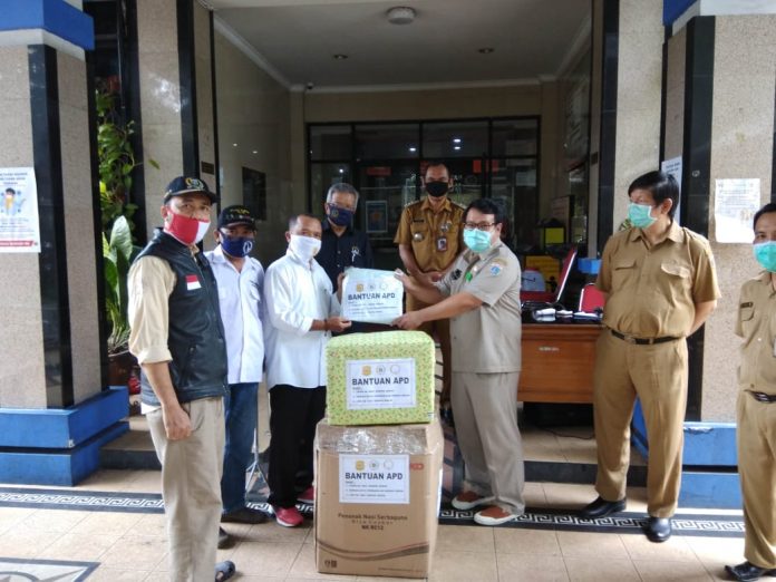FKDM Berikan Bantuan APD ke Puskesmas FKDM Berikan Bantuan APD ke Puskesmas