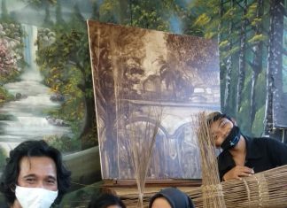 Kreativitas Di Masa Pandemi Covid-19, Sangkar Semut Buat Lampu Hias Sapu Lidi