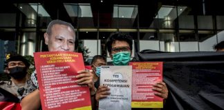 Sebagian 75 Orang Tidak Lulus Tes Wawasan Kebangsaan terkait Kepentingan Pribadi Firli Bahuri: Pimpinan KPK Harus Membatalkan Pemberhentian Paksa 75 Pegawai!